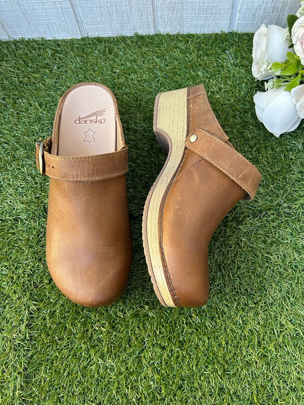 Dansko Baylor Women's Clogs Tan
Oiled Pull Up Leather
$154.95 size 37 US 6.5-7 - Picture 9 of 16